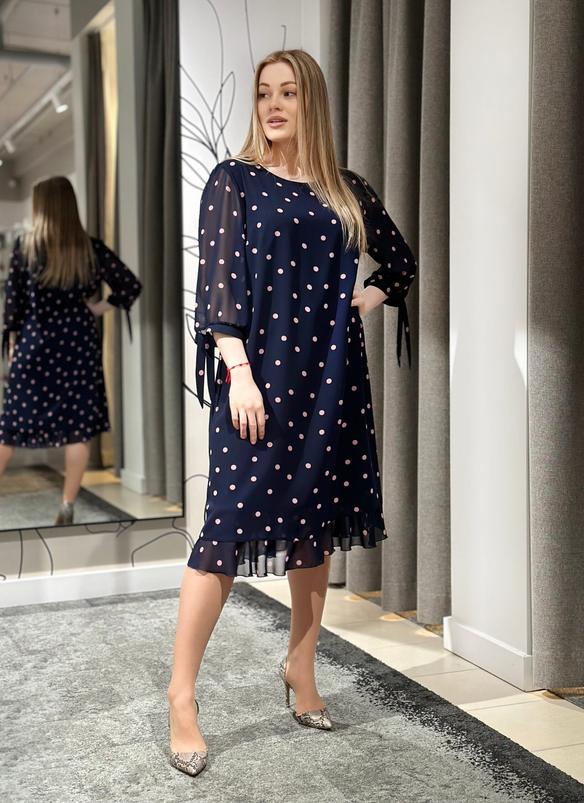 Svinīga kleita ar aplīšu rakstu, Sara