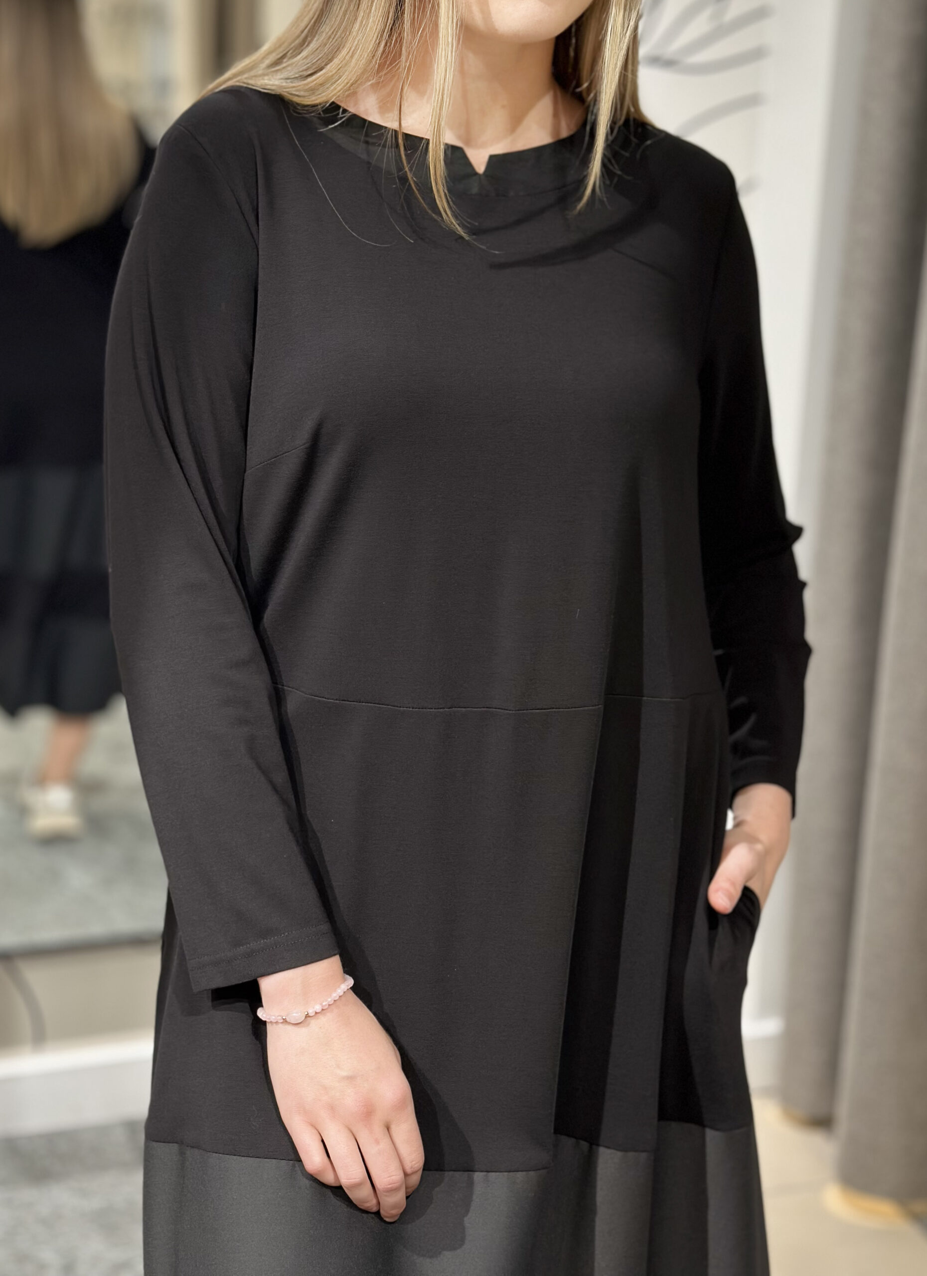 Plus size kleita ar kabatām, melna - Image 4