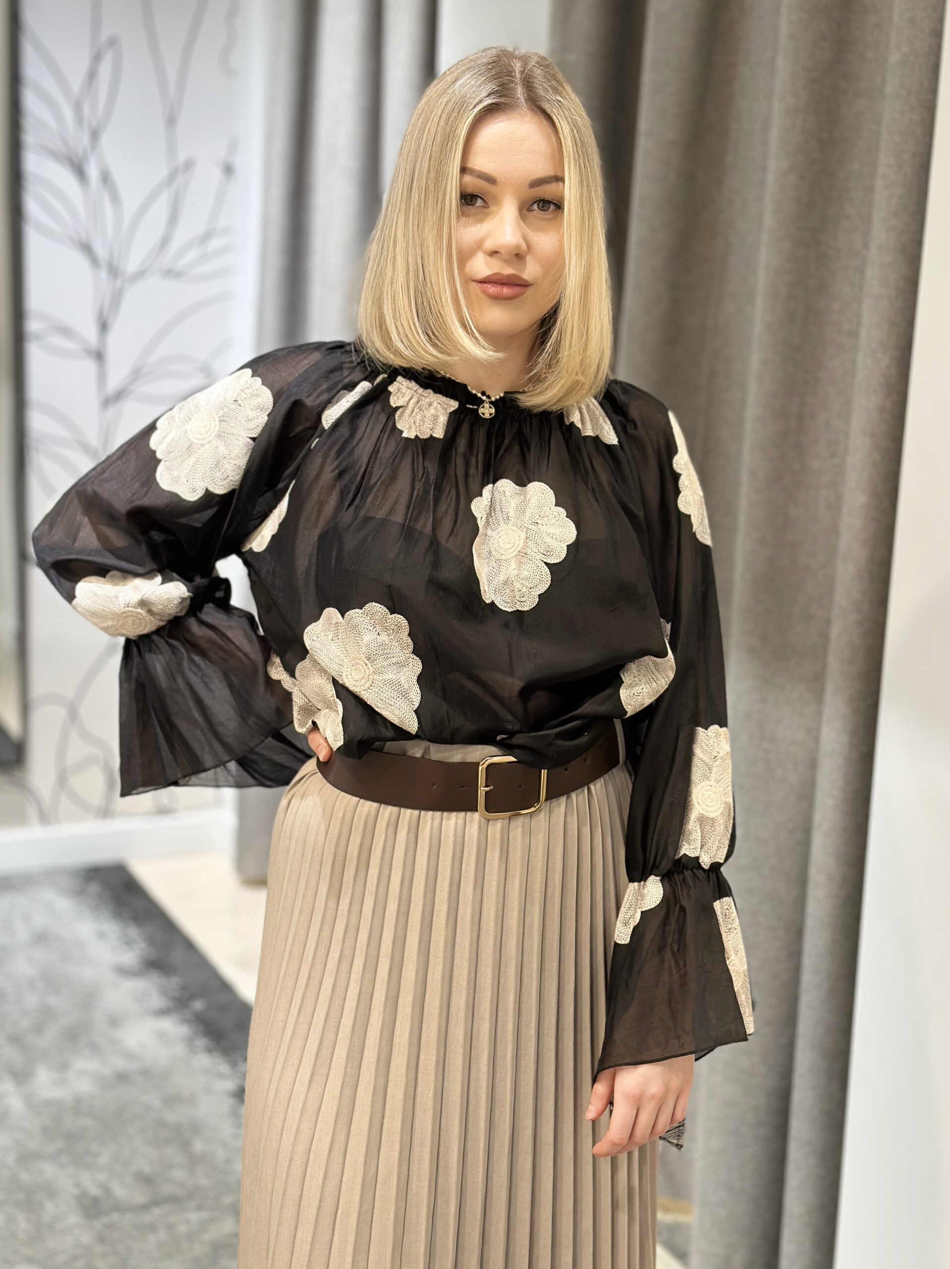 Onesize blūze ar volānu, melna - Image 3